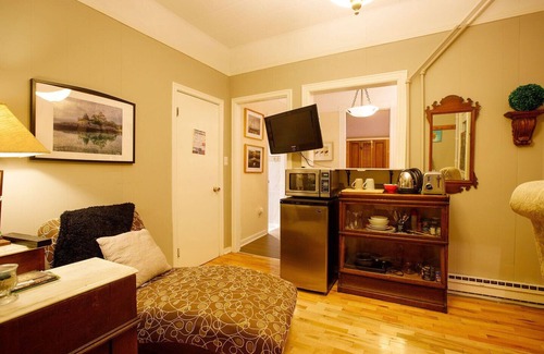 Queens Apartment | Carter's Beach Suite. Cozy 2some, kitchen, priv. entrance, center Liverpool.