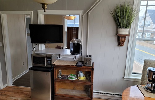 Queens Apartment | Carter's Beach Suite. Cozy 2some, kitchen, priv. entrance, center Liverpool.