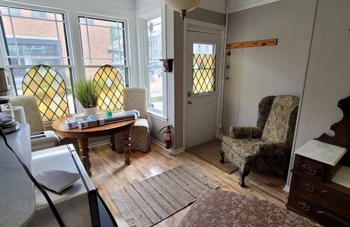 Queens Apartment | Carter's Beach Suite. Cozy 2some, kitchen, priv. entrance, center Liverpool.
