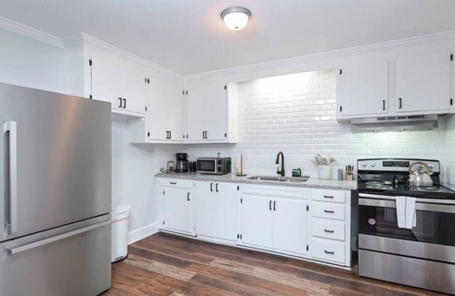 Forest Acres House | Carter Street Retreat | Pet Friendly | Sleeps 8