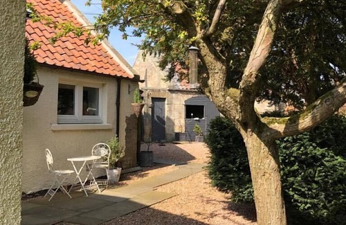 Cupar Cottage | Carters Cottage is a 200 year old fully refurbished stone built weavers cottage.