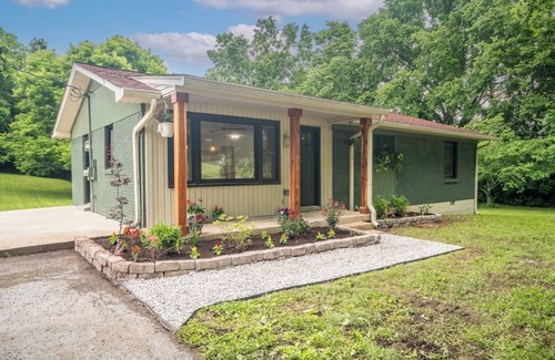Franklin House | Carters Creek Cottage just minutes away from Franklin, Leipers Fork, South Hall.