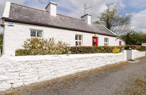 Ballintober Cottage | CARTRON COTTAGE, family friendly in Ballintubber, County Mayo