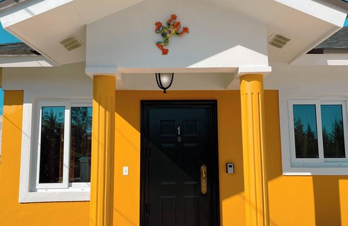 Gambier House | Cartwright Getaway Villa! Two Minutes From Lynden Pindling International Airport