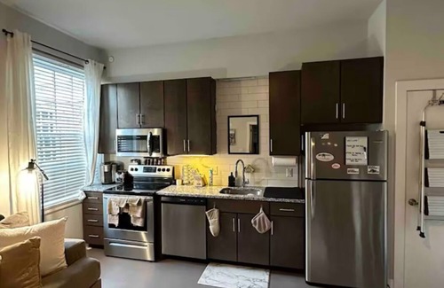 Richmond Apartment | Carytown Apartment;Netflix included!Free parking!