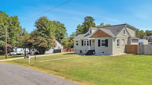 North Chesterfield House | Carytown Retreat Pet Friendly & Gourmet Kitchen