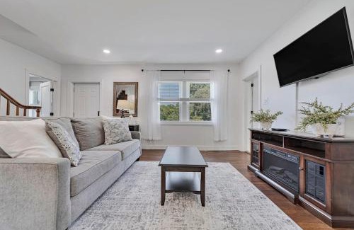 North Chesterfield House | Carytown Retreat Pet Friendly & Gourmet Kitchen