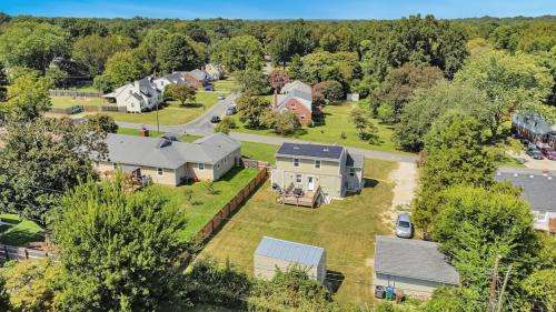 North Chesterfield House | Carytown Retreat Pet Friendly & Gourmet Kitchen