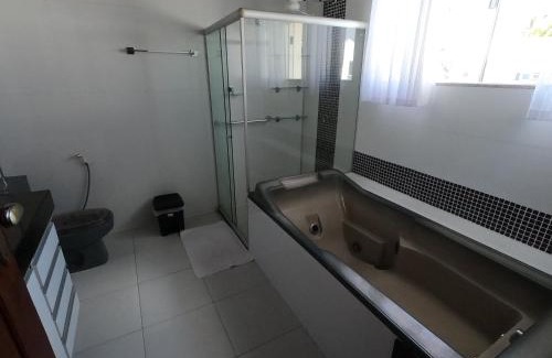 Taperapua Beach House | Casa 300m², dois andares, 4 suites a 150m da praia