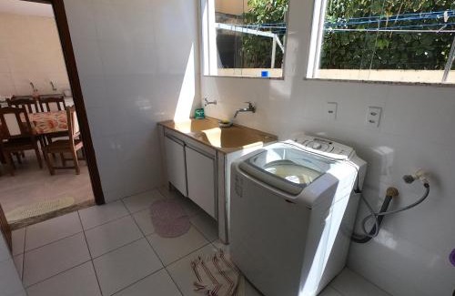 Taperapua Beach House | Casa 300m², dois andares, 4 suites a 150m da praia