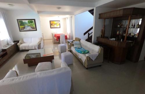 Taperapua Beach House | Casa 300m², dois andares, 4 suites a 150m da praia