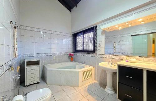 Foz do Iguacu House | Casa 4 suítes em bairro nobre de Foz