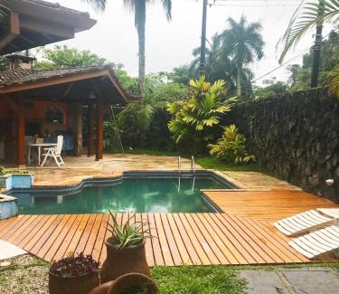 Estufa I House | Casa 5 suítes com piscina e churrasqueira