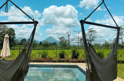 El Tanque House | Casa Abierta con Vista al Volcán y Piscina Privada