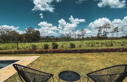 El Tanque House | Casa Abierta con Vista al Volcán y Piscina Privada