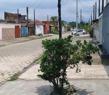 Itanhaem House | Casa aconchegante com churrasqueira e piscina para um ambiente familiar