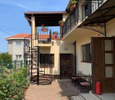 2 Mai House | Casa Adina David
