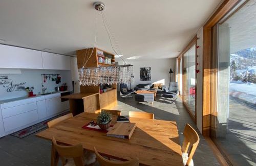 Flims Apartment | Casa Admisa, spektakuläre Aussicht, Ski in and out, hochwertige Einrichtung, Valserstein und Eiche