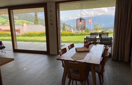 Flims Apartment | Casa Admisa, spektakuläre Aussicht, Ski in and out, hochwertige Einrichtung, Valserstein und Eiche