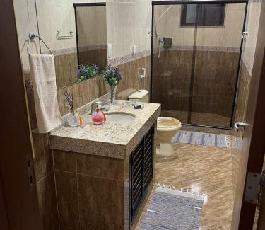 Piratininga House | Casa agradável em frente a praia com jacuzzi/spa