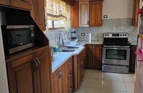 San Joaquin de Flores House | Casa Aguacate
