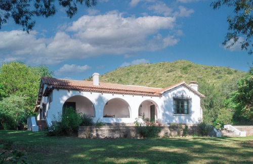 La Cumbre House | Casa al pie de la Montaña con Cama King, Pileta y Mesa de Pool