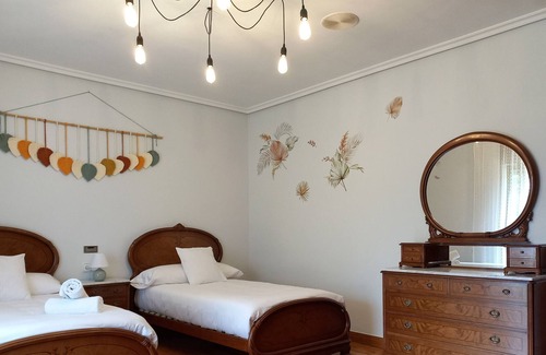 Azcona Cottage | Casa Albaitar, Rural accommodation with garden