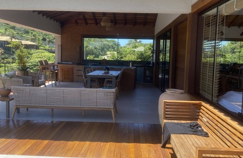 Brava House | Casa Alto Padrão a 100 Metros da Praia Brava