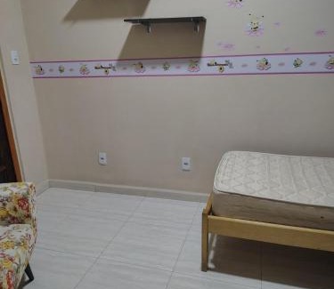 Aparecida House | Casa amarela com fundos para seminário