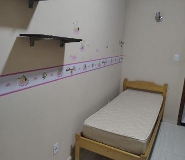 Aparecida House | Casa amarela com fundos para seminário