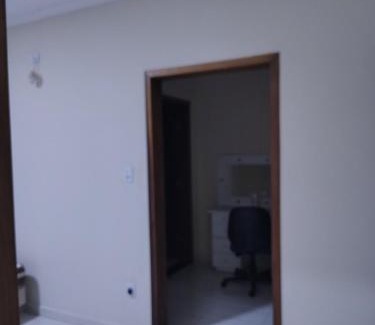 Aparecida House | Casa amarela com fundos para seminário