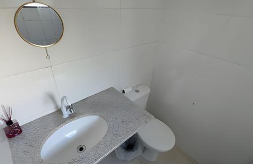 Porto da Roca House | Casa Amarela Itaúna 4min da Praia que ocorre o WSL, 1min da pista de skate do LS, pracinha com parque infantil, quadra de futebol, tudo isso a 1 min da duplex, perto do comércio, wi-fi super rápido, estacionamento gratuito, monitoramento 24hrs