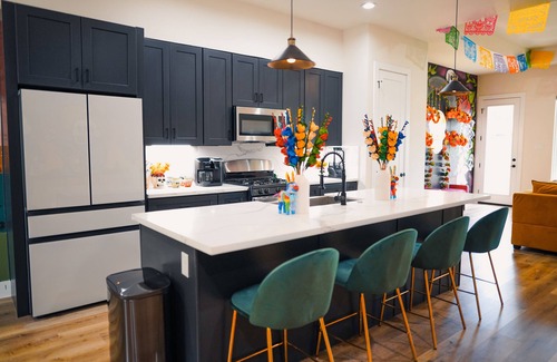 Northside House | Casa Amor Eterno Vibrant New 3 bedroom house
