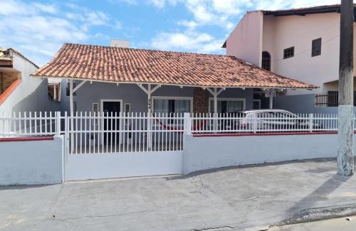 Enseada House | Casa ampla com 3 quartos com ar condicionado a 50mts da praia