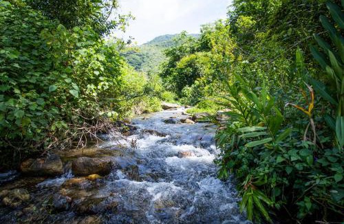 Macae House | Casa ampla c piscina e churrasq em meio a natureza