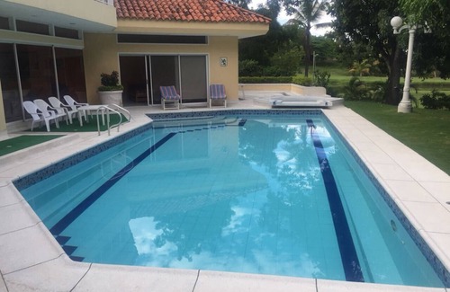 Girardot House | Casa amplia, independiente, fresca, acogedora. Condominio El Peñon Giraradot