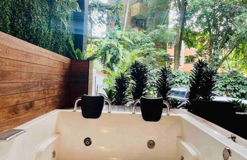 El Tesoro House | Casa Amsterdam with Jacuzzi in Poblado Medellín