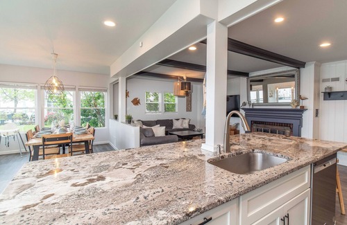Mayville House | Casa Andante - Lakefront Escape