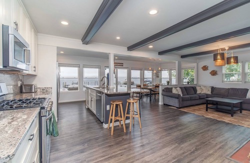 Mayville House | Casa Andante - Lakefront Escape
