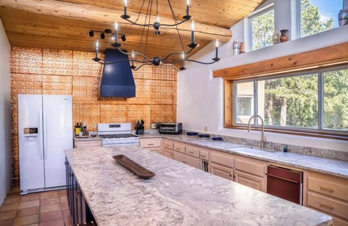 Valdez House | Casa Angel - 3 Bedroom Pet Friendly Home with Amazing Valley and Mountain Views