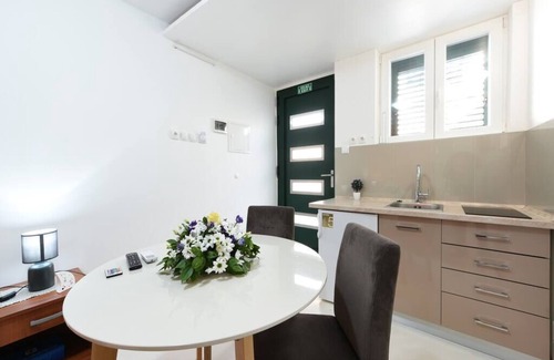 Plisac House | Casa Antea ★ 3 BR with Jacuzzi,Terrace & Parking ★