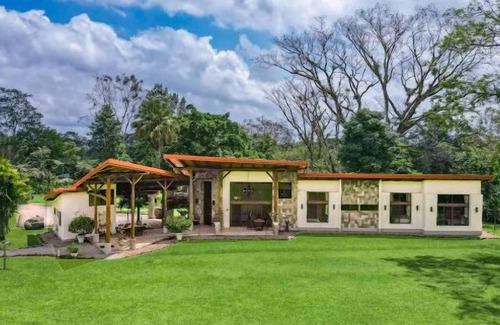 La Fortuna Villa | Casa Aqua Vida, Natural Spring Pool and Majestic Volcano Views!