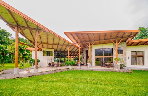 La Fortuna Villa | Casa Aqua Vida, Natural Spring Pool and Majestic Volcano Views!