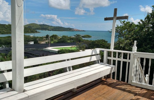 Culebra Pueblo House | Casa Azul ~Beautiful Bay Views WiFi, Netflix & Beach Gear included