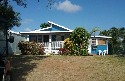 Culebra Pueblo House | Casa Azul ~Beautiful Bay Views WiFi, Netflix & Beach Gear included