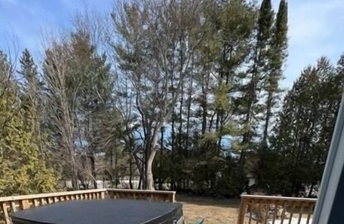 Bracebridge Apartment | Casa Azul offers a bright, open concept space with 2 queen & 3 twin beds it comfortably sleeps 7.