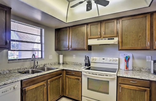 Iona Condo | Casa Bella Condo - Fort Myers - 2br/2ba - 4 miles to FMB and Sanibel Causeway!