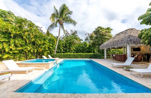 Los Lagos House | CASA BELLA- PRISTINE 5BD-STEPS TO MINITAS BEACH-pool, jacuzzi, cabana, golf cart