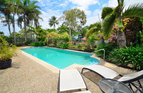 Holloways Beach House | Casa Bella Vista - Luxury Beachfront Home near Great Barrier Reef