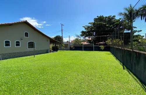 Praia Seca House | Casa bem espaçosa com piscina, campo de futebol e área gourmet a um quarteirão da lagoa de Praia Seca